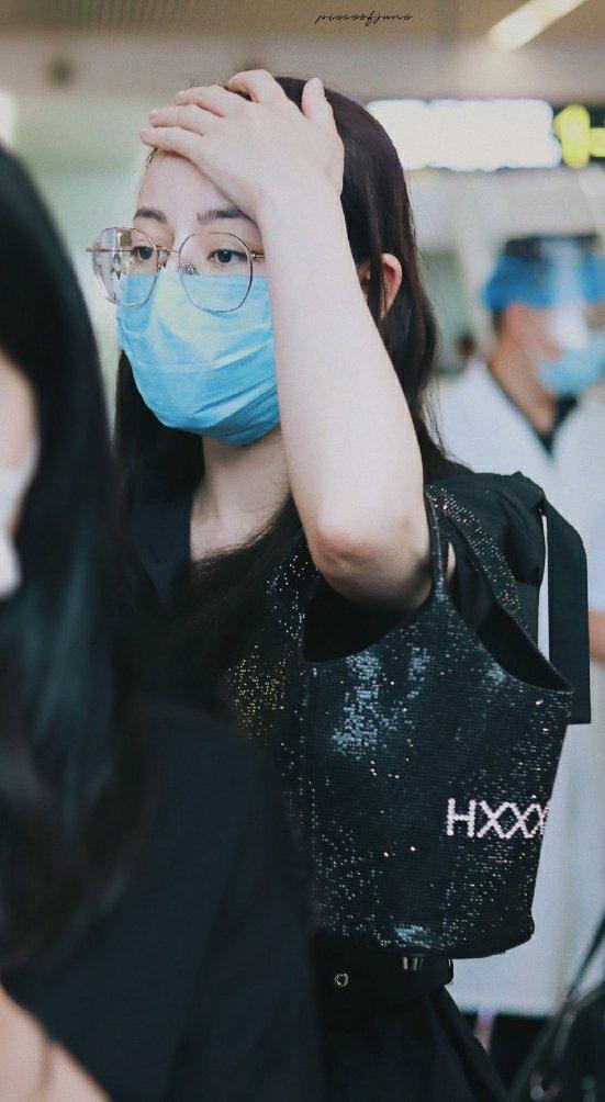 迪丽热巴“素颜憔悴”现身医院，拍戏录综艺连轴转，身体亮红灯