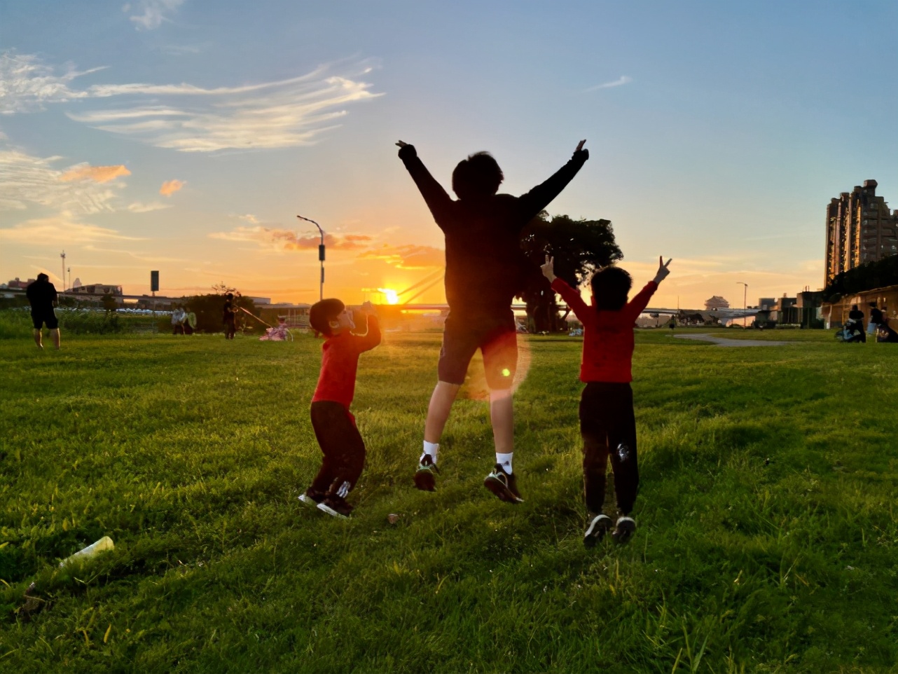 林志穎攜妻兒出遊，Kimi罕露正臉更帥了，與兩弟弟同框超溫馨