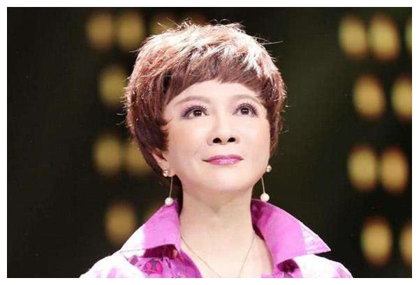 年近60的蔡明真是深藏不露，34岁的儿子，原来是