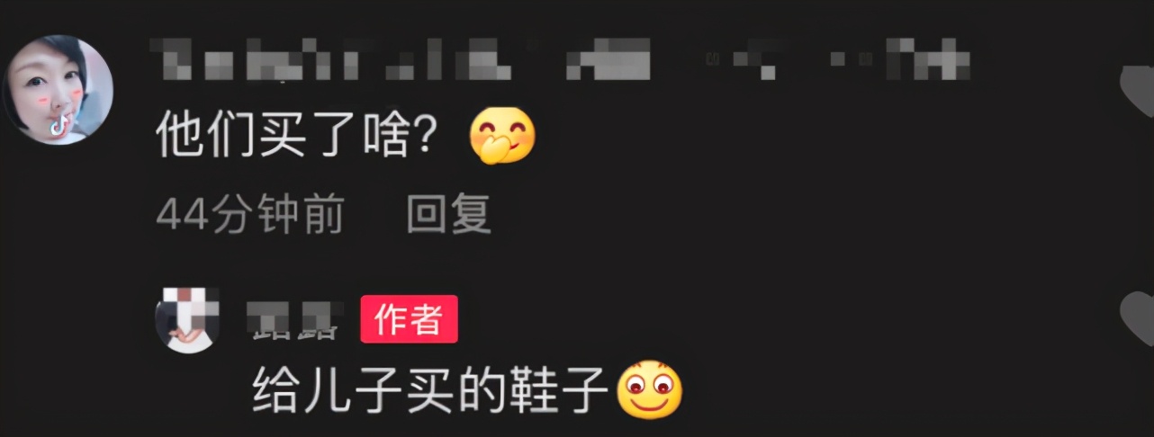 陳小春一家五口逛街，吃不完飯還打包好節儉，弟弟坐嬰兒車好乖