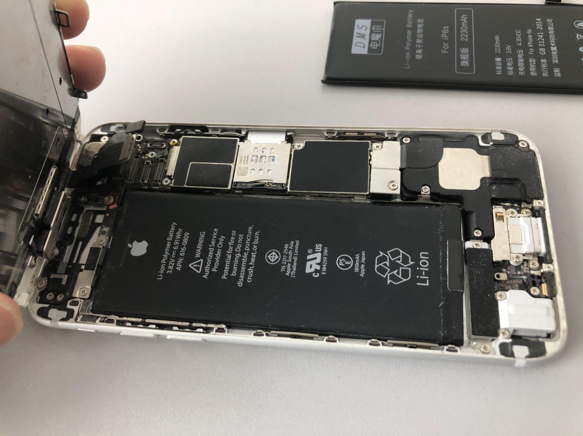 看到苹果新机se配置与8神相似，默默换了6s电池，还能再战三年！