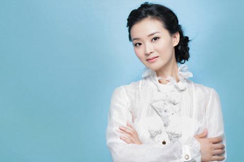 晴格格当红时息影，二十多岁傍富豪，表面风光