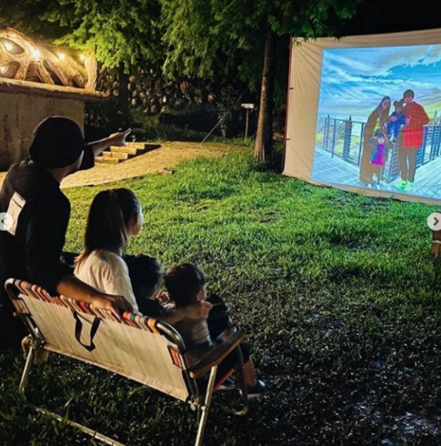 昆凌晒老公教女儿弹钢琴，周董打趣学费很贵，父女四手联弹超有爱