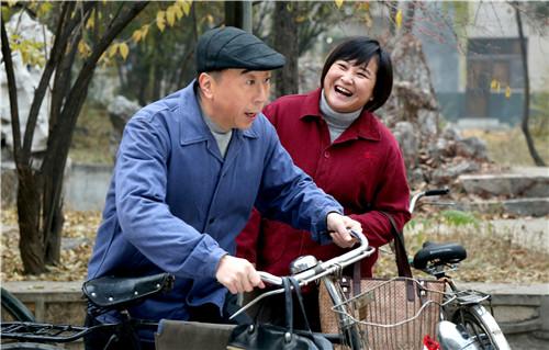 冯巩和两位姐姐回老家祭祖，姐弟三人如复制粘贴，长相一模一样