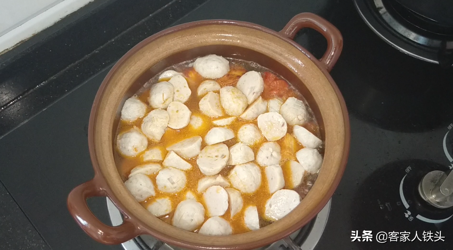 天越冷越愛一鍋豆腐煲，加1個番茄1碗魚丸，噴香下飯孩子超愛吃
