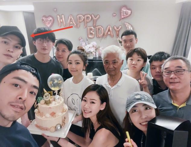 邓紫棋晒照庆生，相恋4年男友也低调现身，送巨型玫瑰花太浪漫