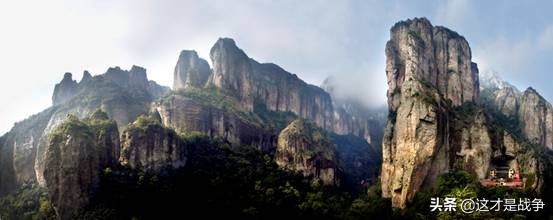 那一年，共和国面临最严重的军事威胁，两个将