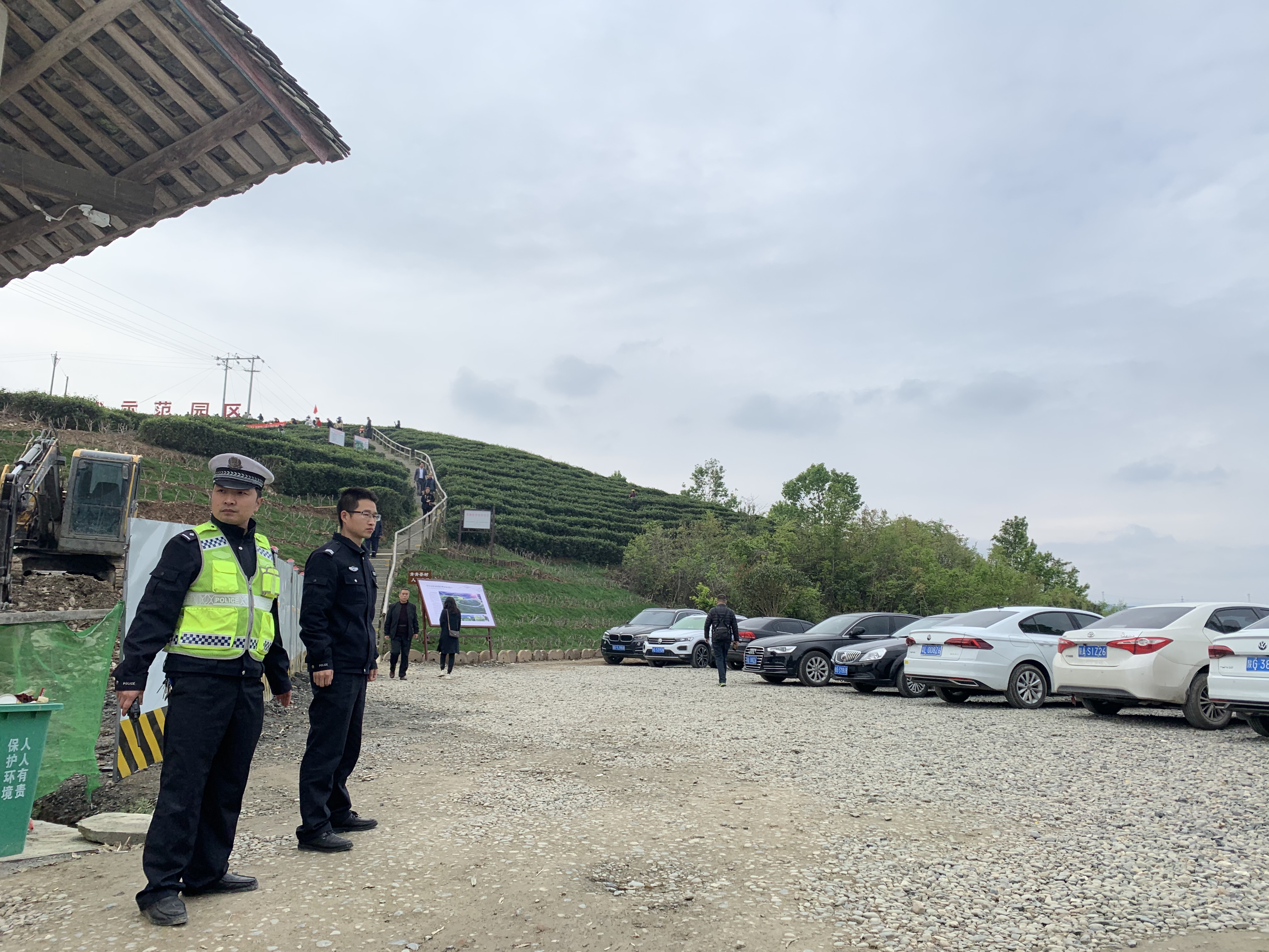 平利公安所队联动护航千亩茶山景点安全