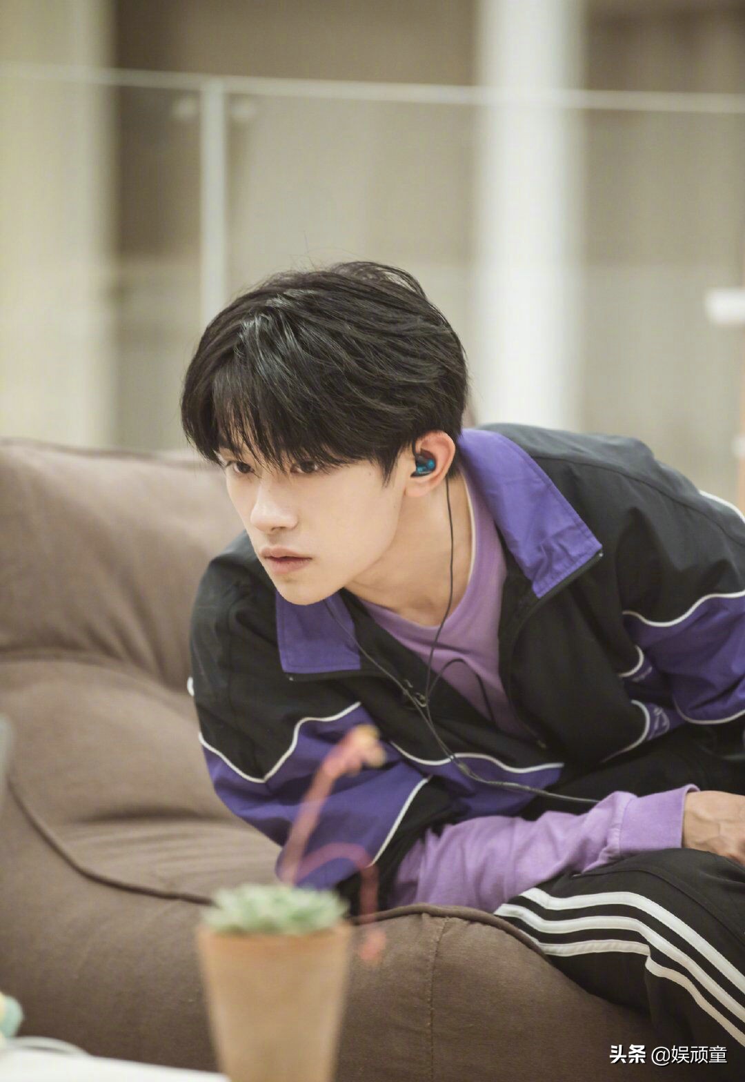 郑恺苗苗公布恋情，王俊凯意外成“电灯泡”，