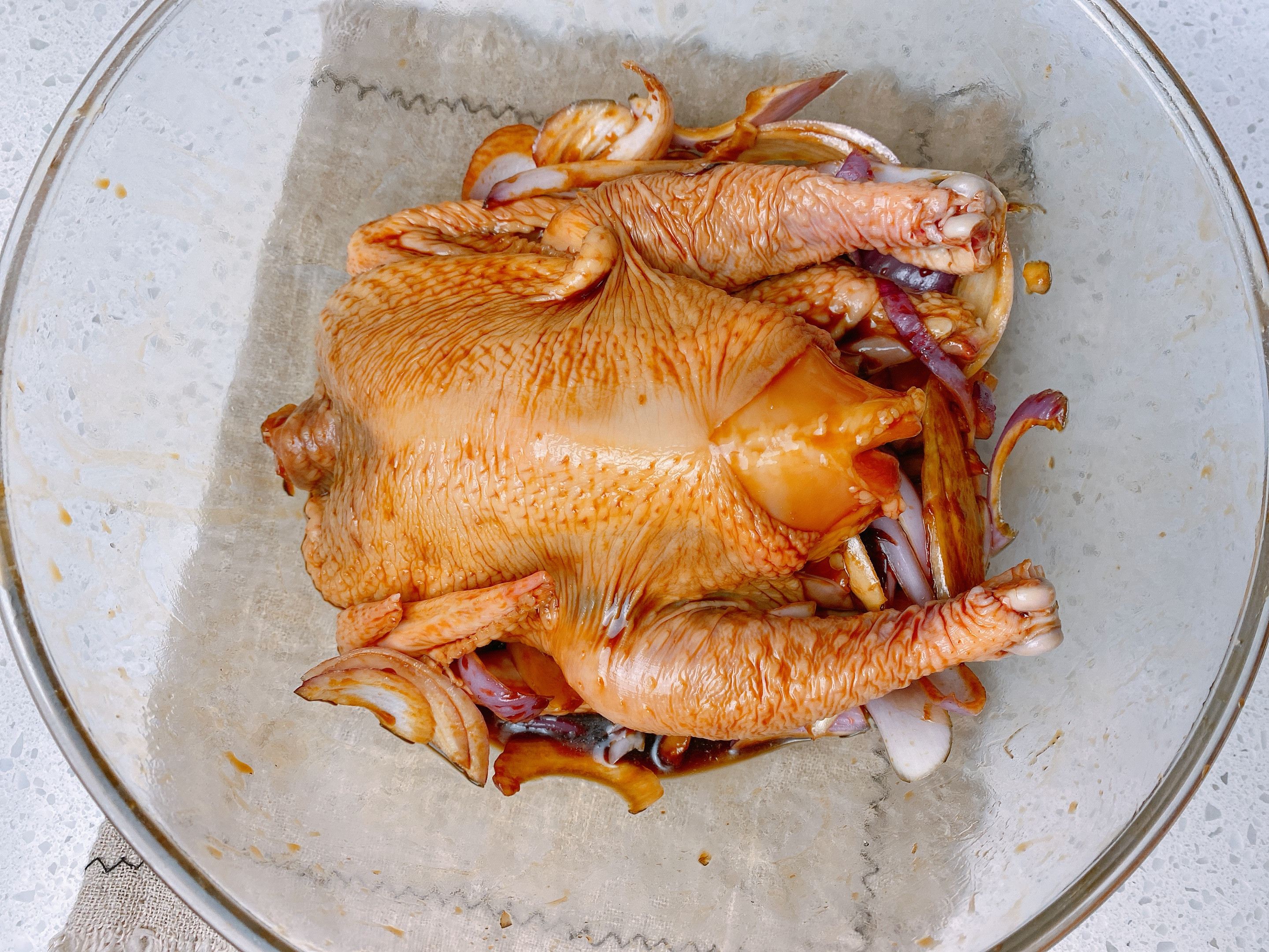 感恩節想吃烤雞用電飯鍋就能做，不放油不放水，鮮嫩多汁軟爛入味