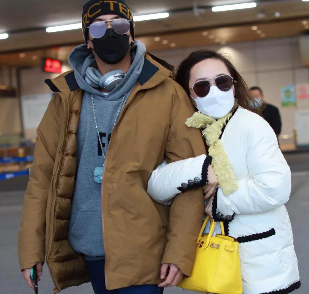 杜江夫婦同框甜蜜秀恩愛，霍思燕緊挽老公手臂撒嬌超膩歪