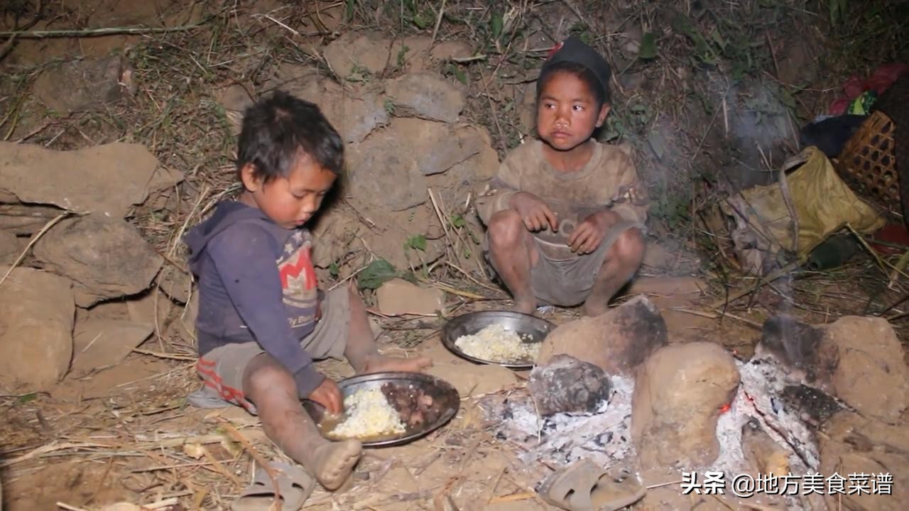 中国小伙给尼泊尔山区三姐弟送牛肉，看到她们的生活状况，真心酸