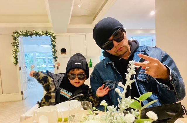 周杰倫衣服上奶茶圖案太逼真，兒子假裝用吸管品茶，畫面詼諧有趣