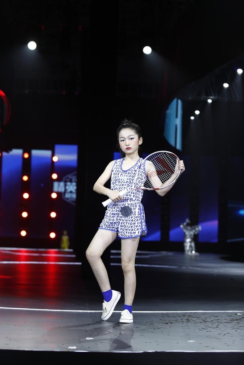 佟婳勇夺2021精英童模超级联赛网络人气冠军