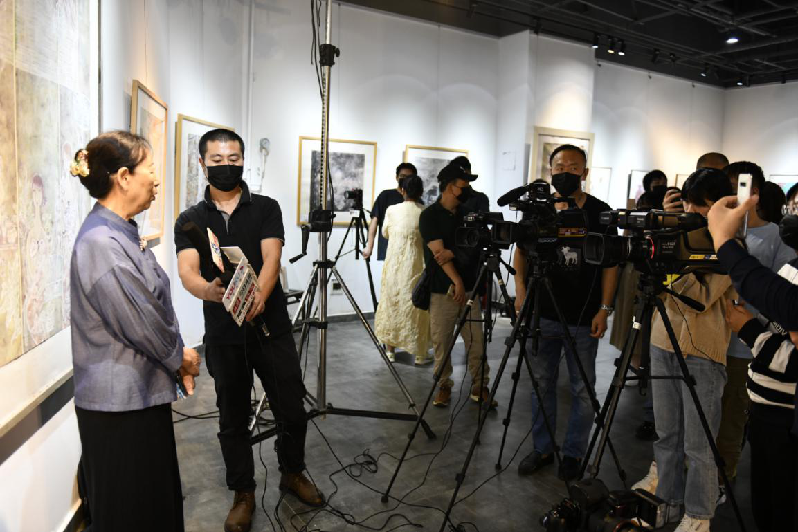 《重構熵感——藝術家曹娜時尚藝術大展》以衣為媒呈藝術新態