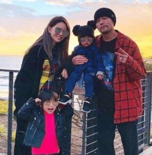 周杰伦女儿手写英文书！字迹工整内容浪漫，天王曾晒女儿弹琴作画