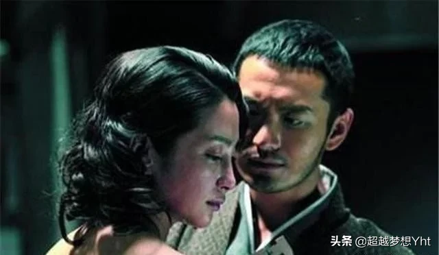 刑场上，她笑对刽子手说，拜托打准点，别让我