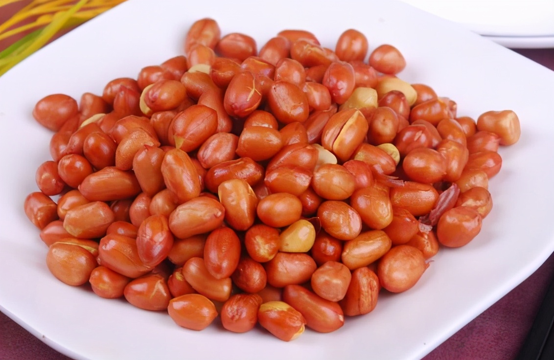 炸花生米，下油锅前多做一步，花生米不易糊更酥脆，比直接炸好吃