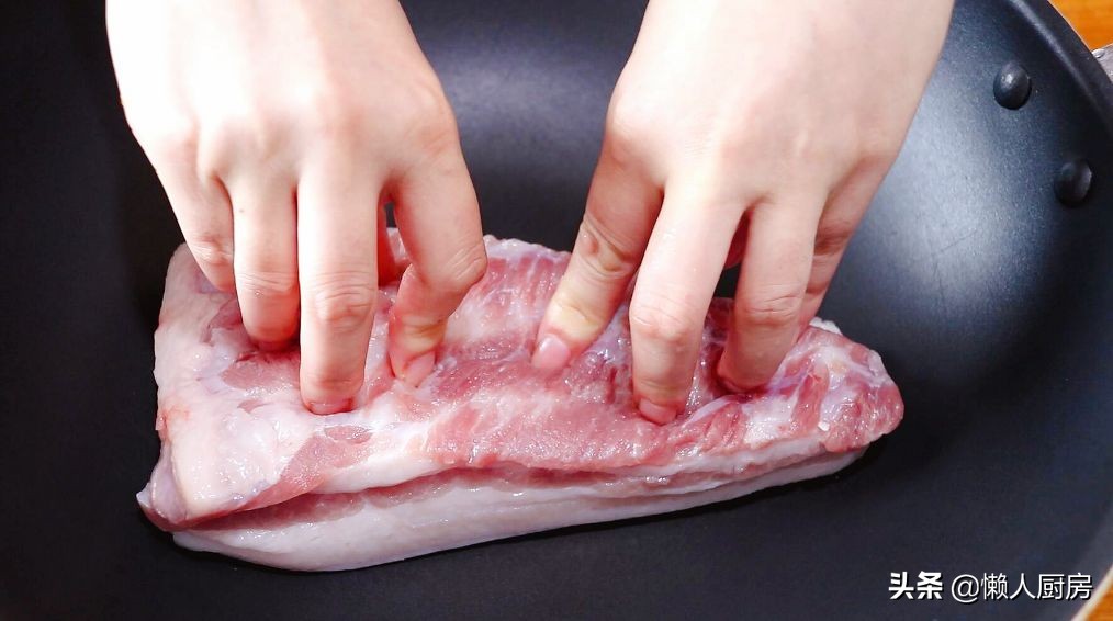 不用焯水，配上萝卜这样烧红烧肉，做红烧肉前多一步，肉不老不柴