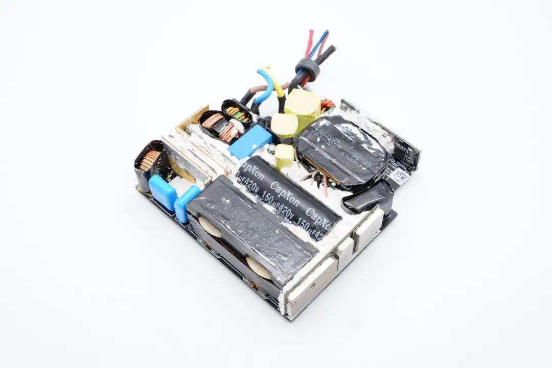 华硕最强游戏本标配300W电源，内置4颗氮化镓，内部结构揭晓