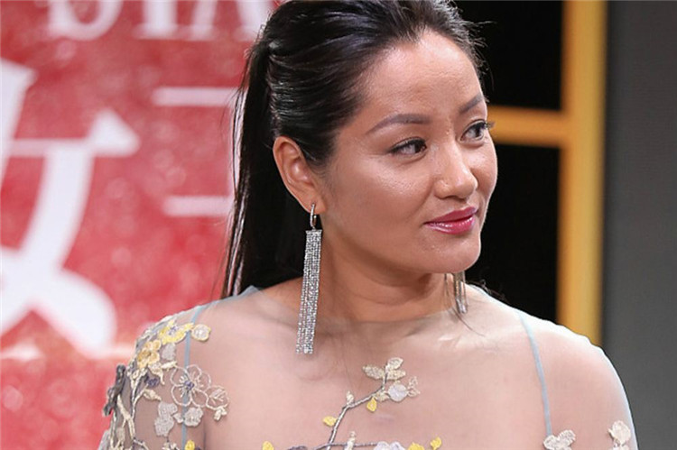 瞿颖不再是女神？身材没变，但咋油光满面的呢