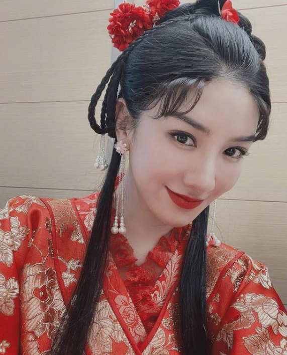 Yellow Yi emersion " Li Yuhu " the appearance of an actor, wear red marry the garment lifts the modelling that cover a head to exceed the United States, netizen: 