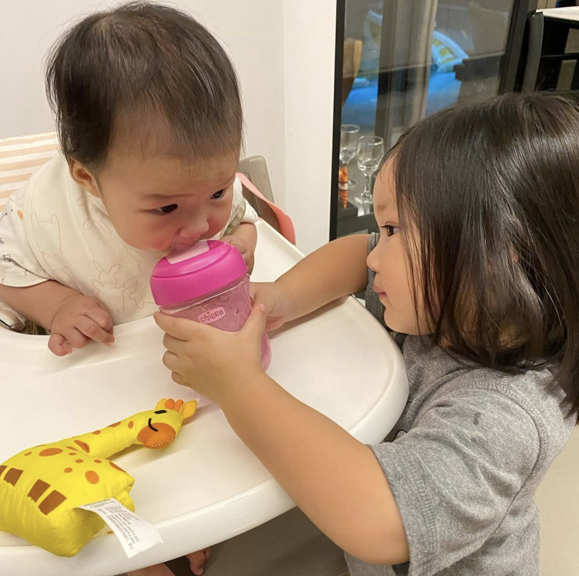 李亚男晒瑜伽照，小女儿趴在妈妈背上可爱出镜，换发型后颜值飙升
