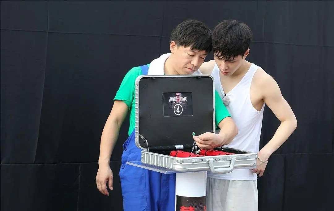 新成员加入，艺兴退出，鸡条最终成为王迅一人