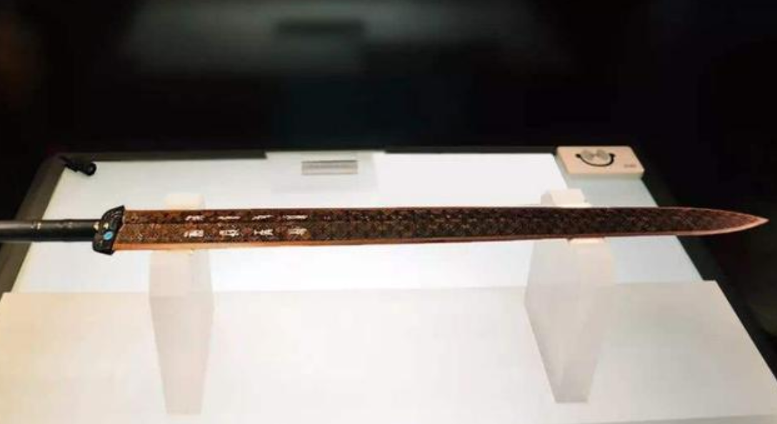 越王勾践剑，为什么2500年不生锈？专家放大3000倍，终于发现原因