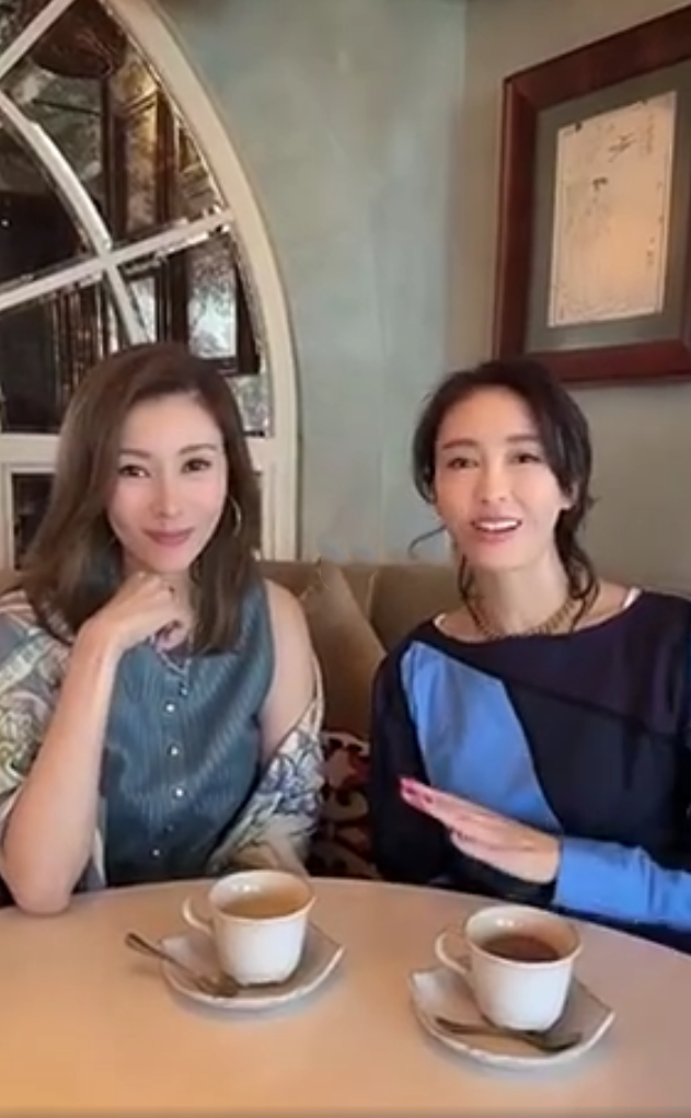 歲月不敗美人！ 黎姿李嘉欣共享下午茶，閨蜜倆凍齡狀態羨煞旁人