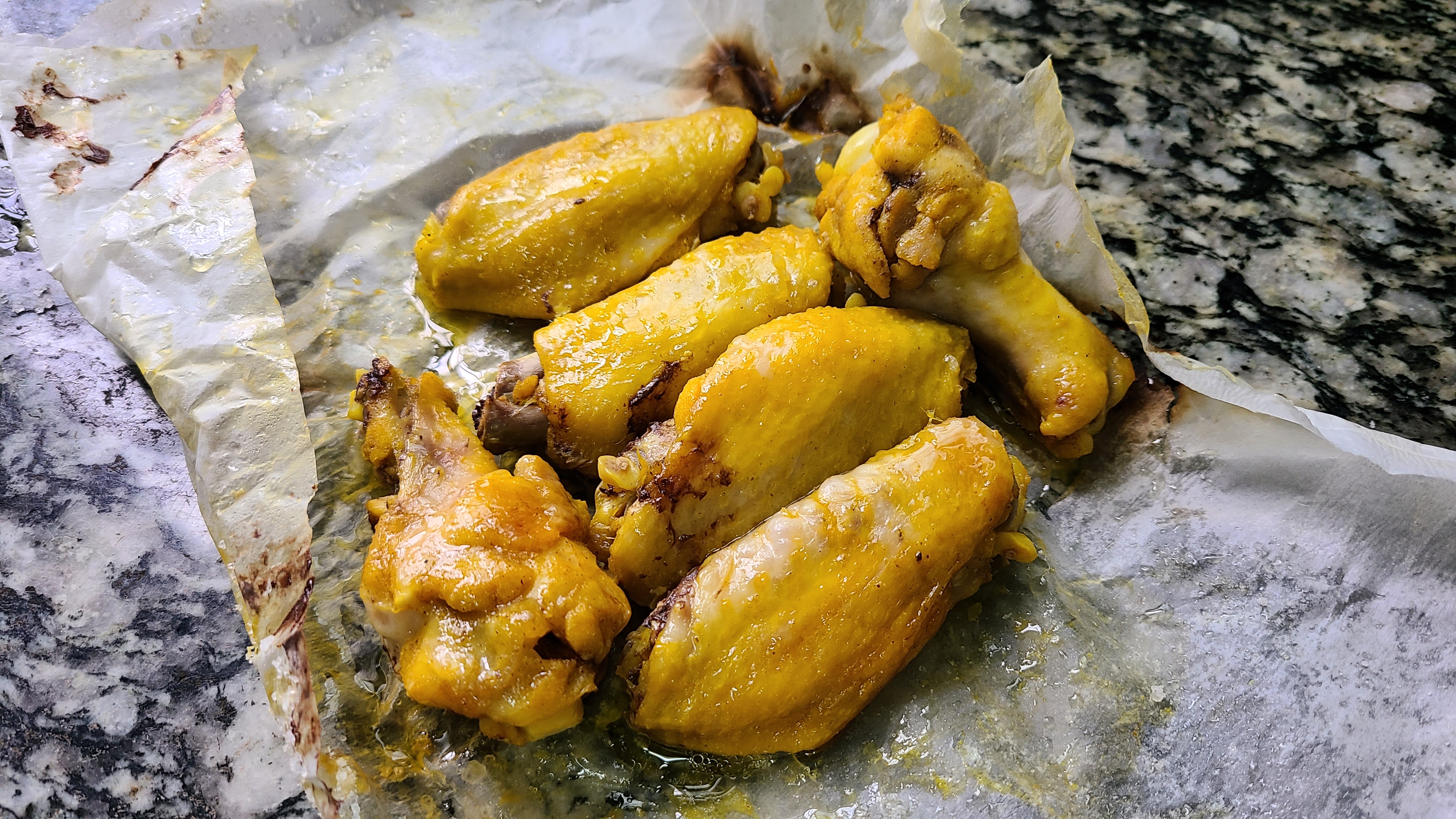 廣東鹽焗雞翅的做法，教你輕鬆做出來，鹹香好吃，吃著太爽了