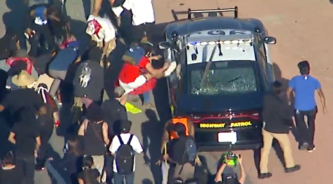 美抗议活动失控，多地开始爆发混乱，美军转移