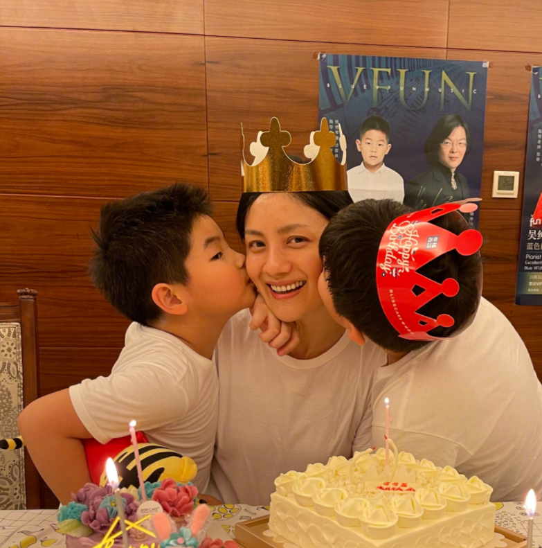 胡可曬慶生照，安吉魚兒夾擊親吻媽媽，送耳飾當禮物超暖心