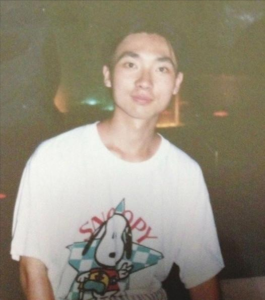 “央视小生”康辉：29岁娶初恋，结婚21年无子，父母心愿成遗憾