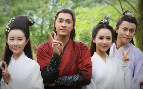 杨紫点赞肖战微博后又取消，被网友吐槽戏太多