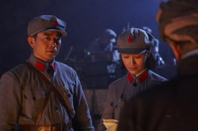 丈夫牺牲，为保孩子她给军阀做妾，晚年祭拜丈