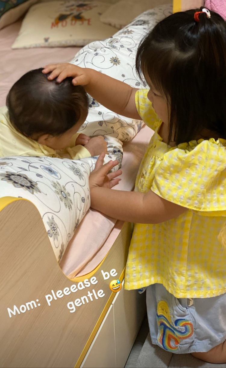 王祖藍曬倆女兒同框照問像誰，妹妹和姐姐一模一樣，雙胞胎既視感