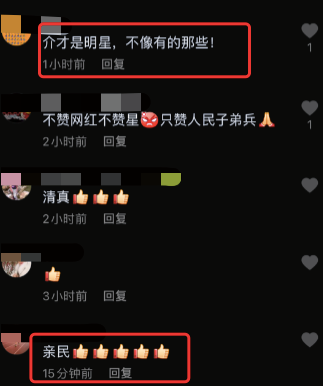 冯巩现身破烂小吃街解馋，打扮朴素没架子，被围堵后双手握拳拜年