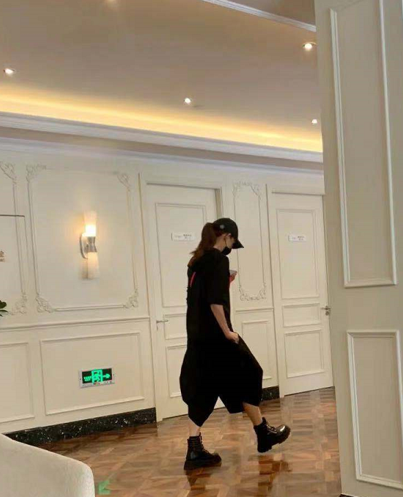 蔡少芬频繁被偶遇做医美，路人镜头下太瘦了，生仨娃还是火柴腿