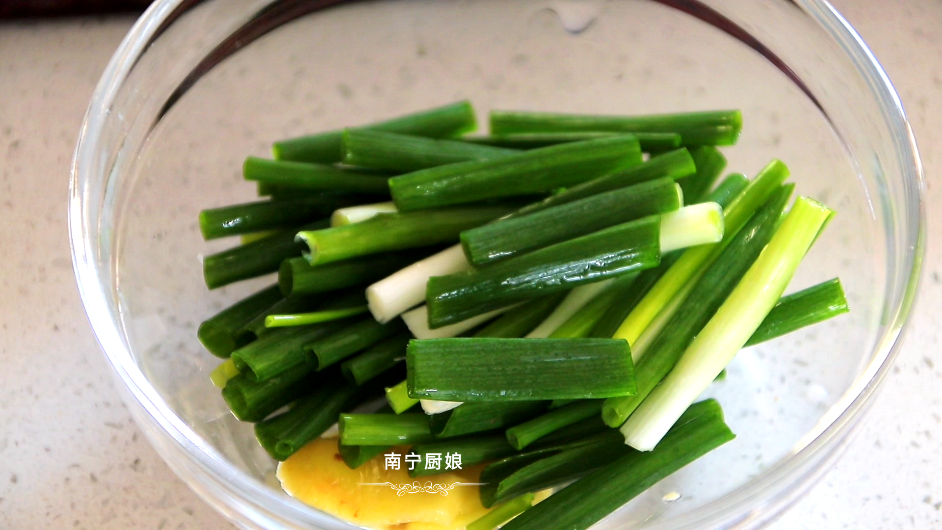 做红烧鸡翅，很多人下锅前就做错了，难怪做出来肉质发柴、腥味重