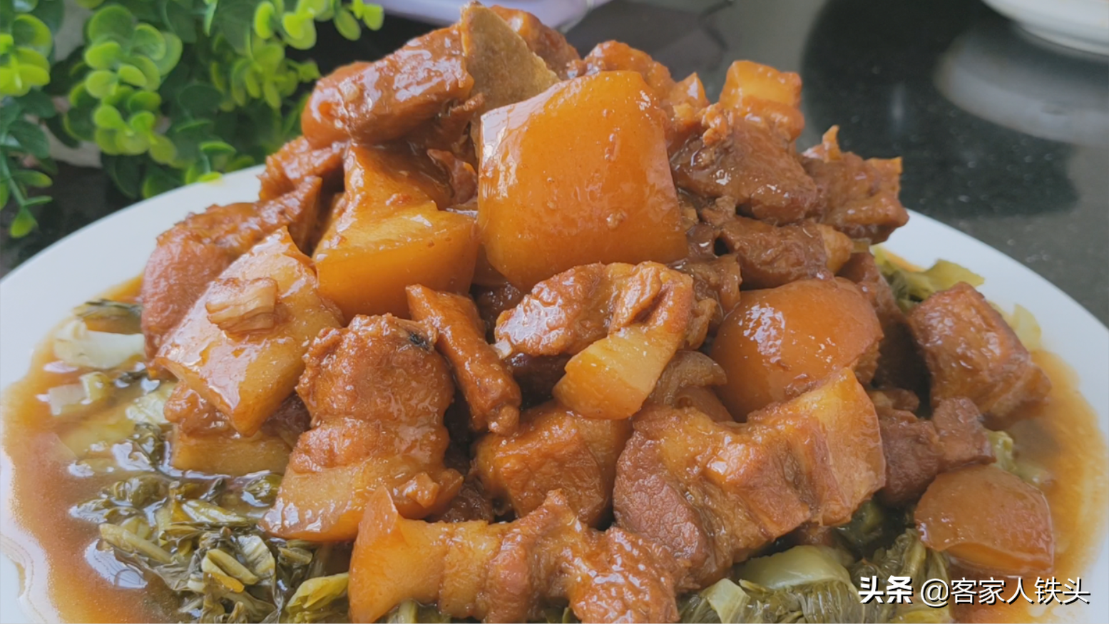 廣東人酒席上必上的一道菜，不用大料，出鍋口感香軟，好吃又不膩