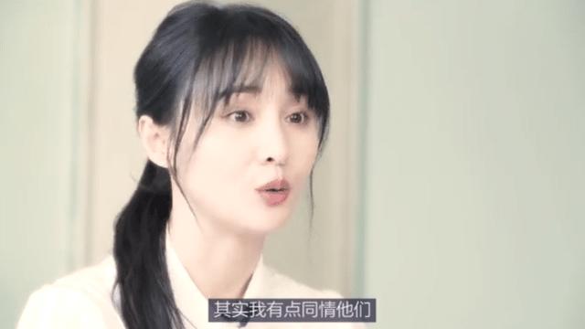 郑爽看望艾滋孩童，再现“贝微微”神颜，乖巧