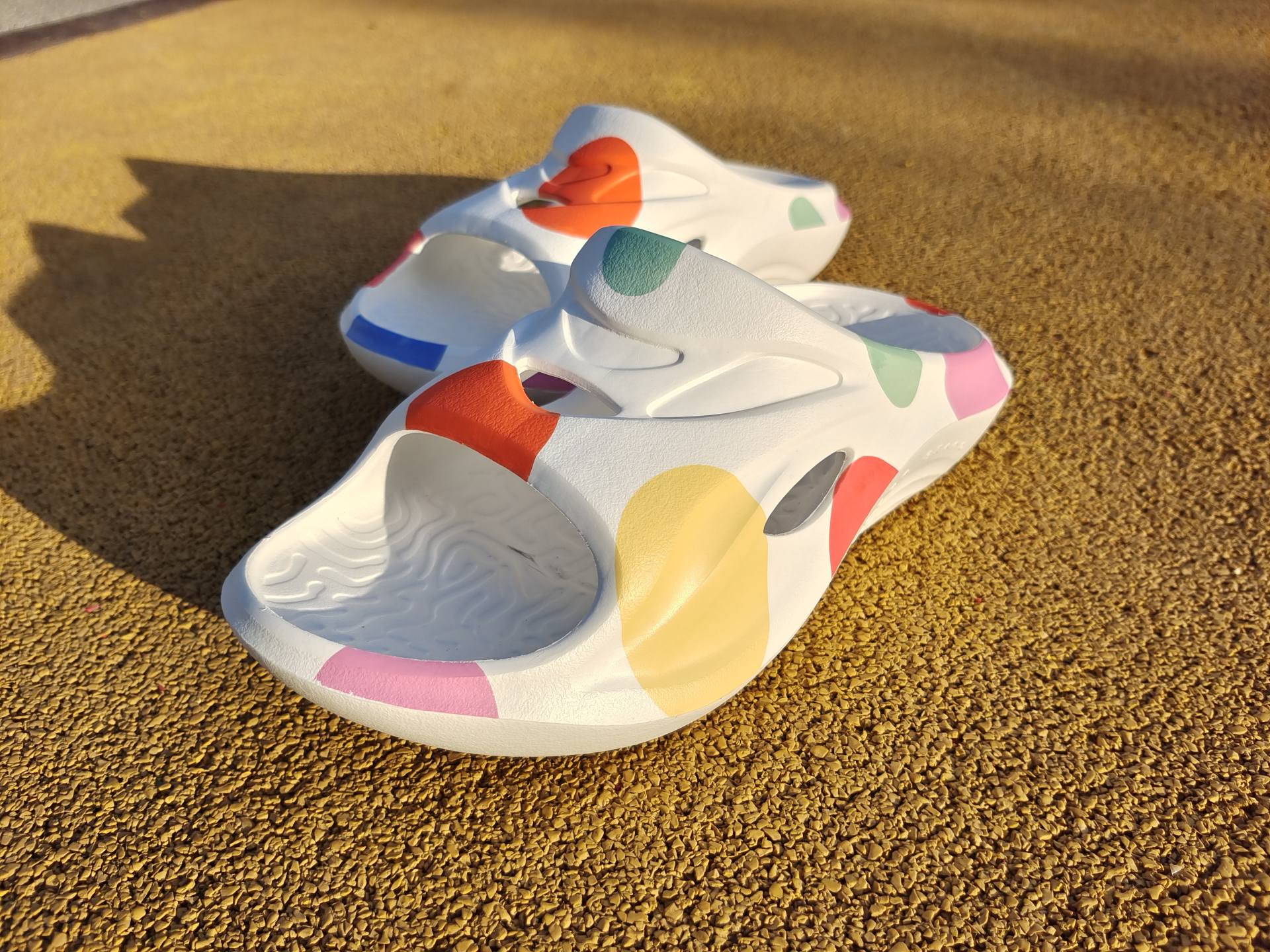 运动之后给你的双脚做个spa，咕咚舒缓拖鞋快速缓解运动疲劳感