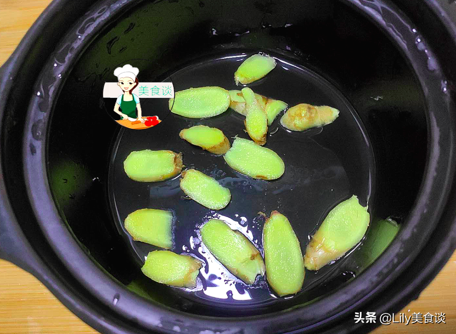 魚頭豆腐煲此做法，不加一滴水，燜一燜就好，鮮香營養，家人愛吃