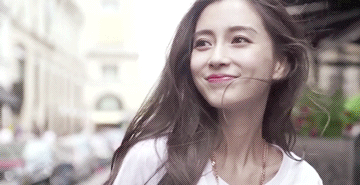 毛晓彤躲角落抽烟被拍，粉丝纷纷维护，杨颖抽