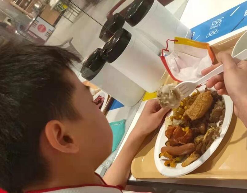 全红婵晒吃饭图：满盘都是肉！恩师曝自助餐吃40分钟已长重3斤