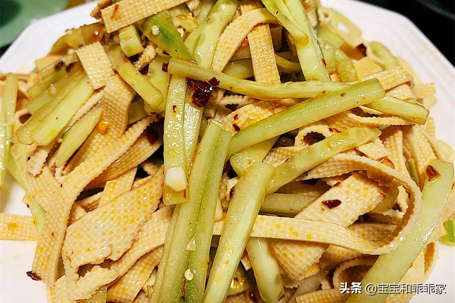 涼拌千張絲，做法簡單、味道好，家庭菜譜中必備的豆制品涼拌菜