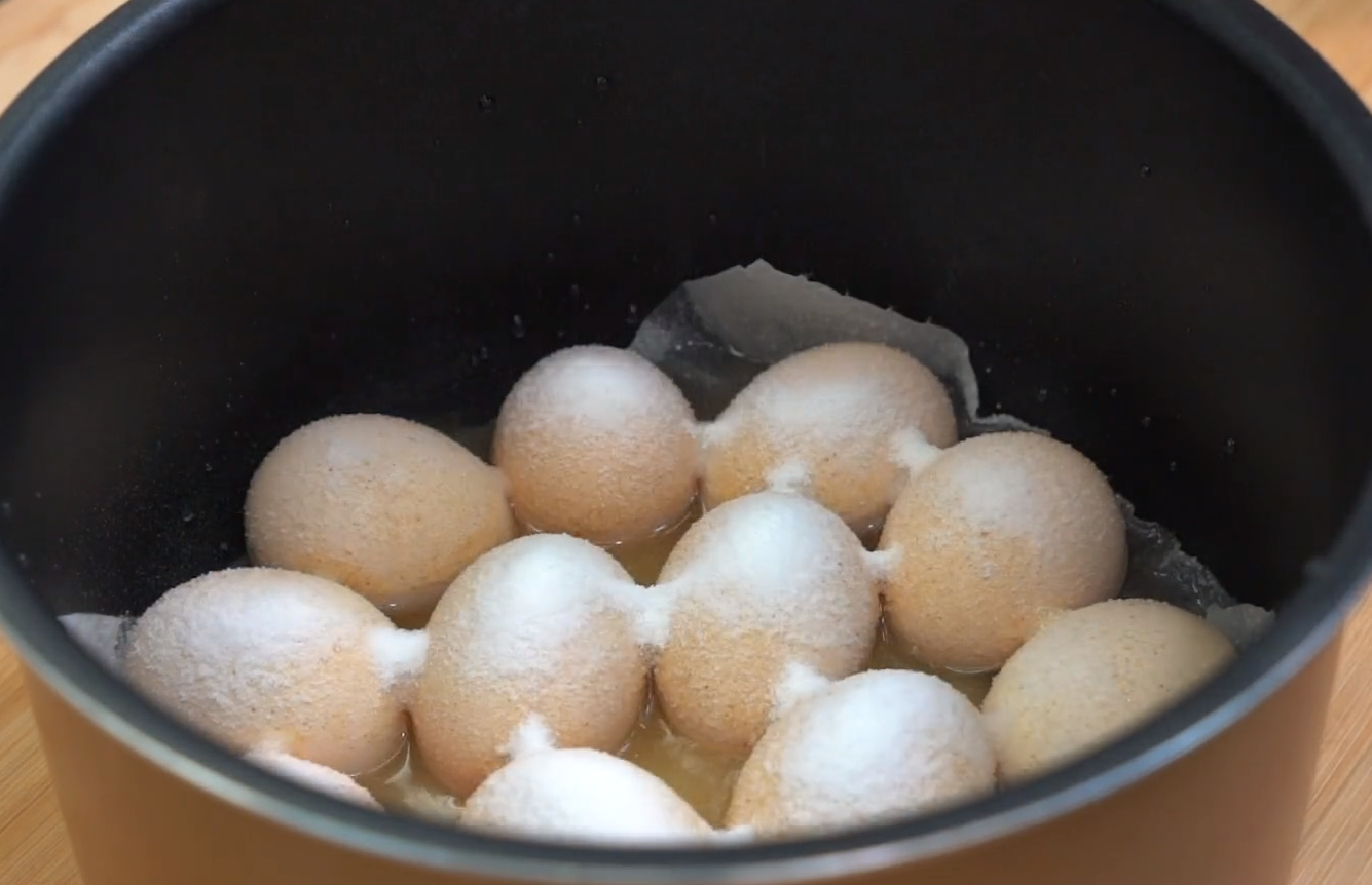 真正懶人鹽焗雞蛋，一個電飯煲就搞定，鹹香入味，比買的還要好吃