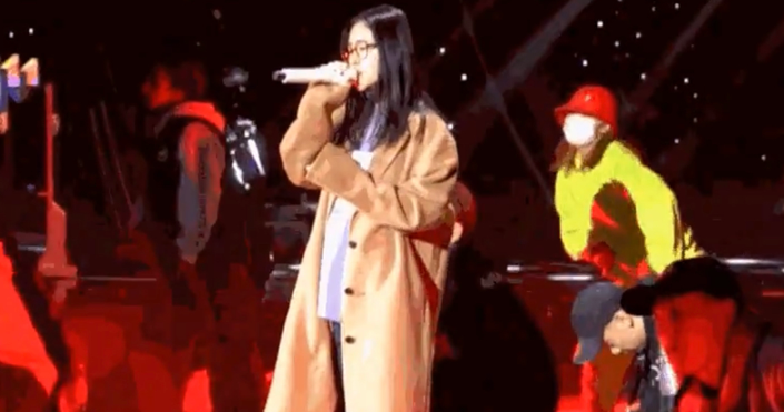 张碧晨大孕肚照曝光，怀孕期间遭华晨宇粉丝诅咒，产后恢复超神速