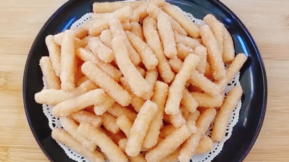 想吃江米條不用買，把糯米粉倒入滾燙開水里，出鍋又酥又脆真好吃